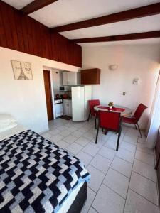 Η κουζίνα ή μικρή κουζίνα στο Cabañas Reñaca RESERVA Y DISPONIBILIDAD OFICIAL SOLO POR WHTSAP DE FOTO FINAL EL CODIGO DE RESERVA NO ES VALIDO HASTA PAGAR SE ENTREGARÁ DIRECCIÓN POSTERIORMENTE