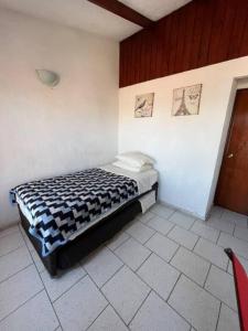 Ένα ή περισσότερα κρεβάτια σε δωμάτιο στο Cabañas Reñaca RESERVA Y DISPONIBILIDAD OFICIAL SOLO POR WHTSAP DE FOTO FINAL EL CODIGO DE RESERVA NO ES VALIDO HASTA PAGAR SE ENTREGARÁ DIRECCIÓN POSTERIORMENTE