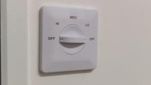a white electrical outlet with a knob on it at Hotel Kapsul Vlore in Vlorë