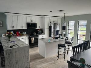 Kuchyň nebo kuchyňský kout v ubytování Affordable No-Pet Fee Cape Coral Getaway