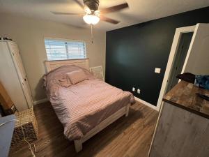 Postel nebo postele na pokoji v ubytování Affordable No-Pet Fee Cape Coral Getaway + 10 fotografií