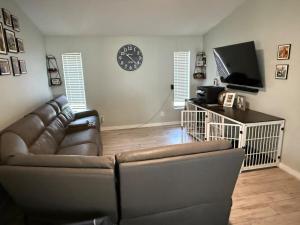 TV a/nebo společenská místnost v ubytování Affordable No-Pet Fee Cape Coral Getaway