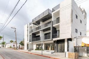 カボ・サン・ルーカスにあるVista Pedregal-Modern Vacation Apartment Walk to Marina & Beachesの通りに面したアパートメントビル