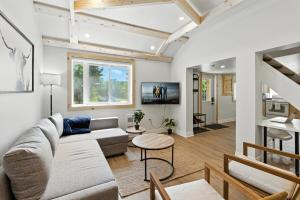 ein Wohnzimmer mit Sofa und Tisch in der Unterkunft Cozy Cottage Retreat Private 2 Acres, Near Lake in Harcourt