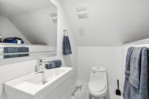 ein weißes Badezimmer mit Waschbecken und Toilette in der Unterkunft Cozy Cottage Retreat Private 2 Acres, Near Lake in Harcourt + 25 Fotos