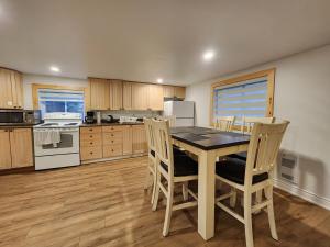 eine Küche mit einem Tisch und Stühlen darin in der Unterkunft Cozy Cottage Retreat Private 2 Acres, Near Lake in Harcourt