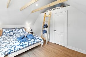 ein Schlafzimmer mit einem Etagenbett und einer Leiter in der Unterkunft Cozy Cottage Retreat Private 2 Acres, Near Lake in Harcourt