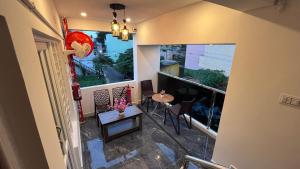 a room with a table and chairs and a window at The Chalet - Cozy Villa with Mini Pool, near Eden Blue Flag Beach, Pondicherry - BMC in Pondicherry