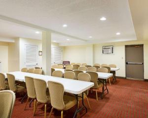 a classroom with white tables and chairs and a chalkboard at Remembrance Inn in Gettysburg +31 photos