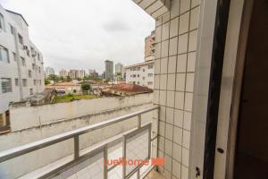 uma vista de uma janela de uma cidade em Apartamento em Praia Grande a 600 metros do mar na Praia Grande