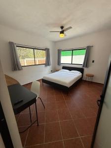 Una cama o camas en una habitación de Finca Dos Encinos 9 fotos más