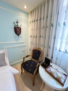 Habitación con mesa, silla y cama en 巴洛克文旅 #海安藝術街#神農街住宿#花園夜市民宿推薦, en Tainan