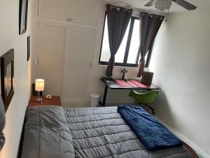Katil atau katil-katil dalam bilik di Departamento céntrico fácil acceso, 45 amenidades