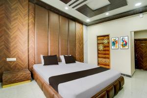 DewāsにあるHotel O Golden wingsの部屋の中に大きなベッドがある寝室