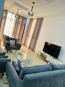 Una televisión o centro de entretenimiento en Villa Neuve Piscine privée 5 minutes de hôtel Lamantin Beach Movempick Saly
