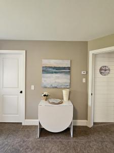 a room with a white table and a painting on the wall at Bonavista Hideaway in Stratford +36 photos