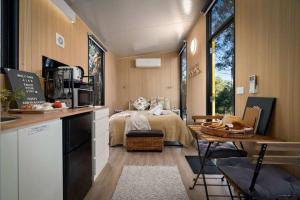 Dapur atau dapur kecil di Jumbuk Retreat by Tiny Away