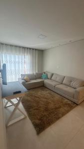 a living room with a couch and a table at Apê da Bella seu refúgio no Caparaó in Alto Caparao
