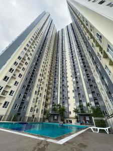 a tall building with a swimming pool in front of it at Vietnam Theme Kamuning MRT GMA 7 EDSA Veranda Pool Gym Netflix in Manila