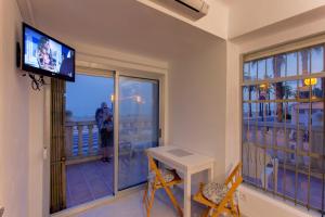 サロウにあるApartamento Miramarのバルコニー(テレビ、テーブル、椅子付)が備わる客室です。
