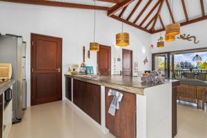 eine Küche mit einer großen Insel in einem Zimmer in der Unterkunft Waterlands Village Bonaire - Oceanview Villa 9 in Kralendijk