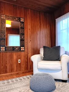 Una televisión o centro de entretenimiento en Mid Century Style Cottage Near Historic Downtown