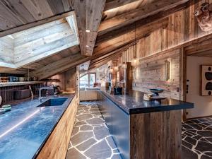 ein Hallenbad in einem Haus mit Holzwänden in der Unterkunft Penthouse alpin moderne à Méribel, 12 pers., cheminée, service hôtelier 5* - FR-1-613-136 in Les Allues