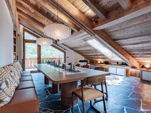 ein großes Esszimmer mit einem langen Tisch und Stühlen in der Unterkunft Penthouse alpin moderne à Méribel, 12 pers., cheminée, service hôtelier 5* - FR-1-613-136 in Les Allues
