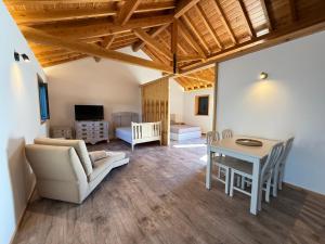 una sala de estar con un sofá y una mesa en Quinta de Cartas, 