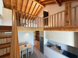 una cocina y comedor en una casa de madera en Quinta de Cartas, 