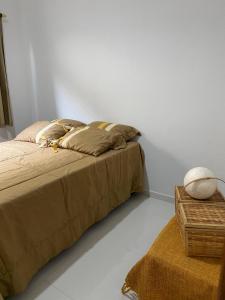 Posto letto in una camera bianca con gonna da letto e pectspectspectspectspects di Casa a 2 minutos da praia a Prado