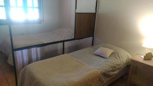 ein Schlafzimmer mit zwei Etagenbetten und einem Spiegel in der Unterkunft Casa Grande con pileta próximo kempes, ferial, Córdoba in Cordoba + 2 Fotos