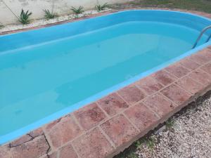 ein Swimmingpool mit einer Ziegelmauer drumherum in der Unterkunft Casa Grande con pileta próximo kempes, ferial, Córdoba in Cordoba
