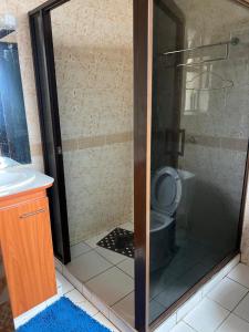 Ванная комната в Meru 1 & 2 bedroom apartment