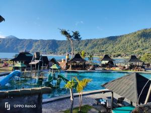 a large swimming pool with a water park at Batur Water Park Cabin in Kubupenlokan