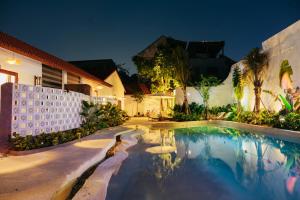una piscina frente a una casa por la noche en Chian Homestay Hoa Lư, en Ninh Binh