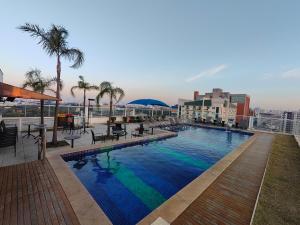 a large swimming pool on top of a building at Flat em São Paulo - Completo e Acolhedor in São Paulo