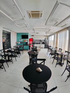 a room with tables and chairs and a cafeteria at Flat em São Paulo - Completo e Acolhedor in São Paulo