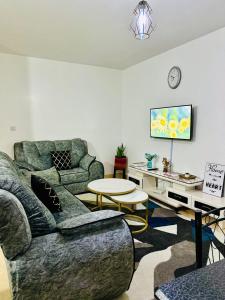 un soggiorno con un divano e un tavolo di One Bedroom Executive Stays In Eldoret a Eldoret