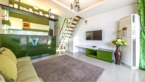 カピョンにあるGapyeong Rubino Pensionのソファとテレビのあるリビングルーム