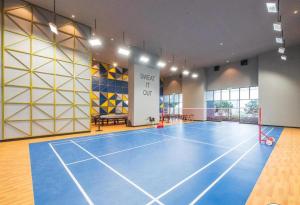 siłownia z niebieskim kortem tenisowym w pokoju w obiekcie Trion KL Family Suite 2Bedroom,2 Bathroom By Muchies w Kuala Lumpur