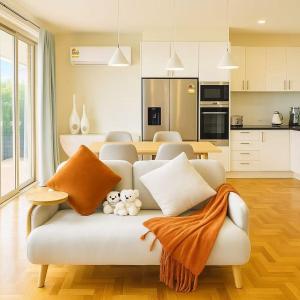 Η κουζίνα ή μικρή κουζίνα στο Stylish 4BR Easy CBD Access Walk to Train & Shops