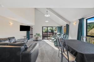 una sala de estar con una mesa y un sofá en Hanmer Haven, en Hanmer Springs