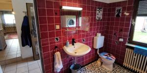 Ένα μπάνιο στο Komfort Apartment mit eigener Küche, Bad und WC, inkl Gratis Frühstück, Privat Parkplatz, WiFi und Smart TV