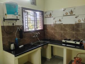 Η κουζίνα ή μικρή κουζίνα στο Thiruveesar Service Apartments +6 φωτογραφίες