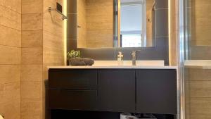 um banheiro com pia e espelho em Exclusive Fully Equipped Apartment in Las Condes em Santiago