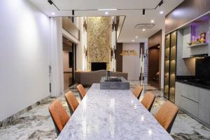 ダナンにあるVượng Phát Villa- Venuestayのダイニングルーム(大理石の大きなテーブルと椅子付)