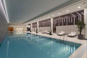 Bazén v ubytování Urban Rest Stratford Apartments nebo v jeho okolí