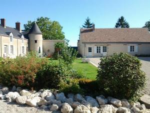 una casa con un mucchio di rocce davanti di Maison rénovée près d'Orléans avec animaux admis - FR-1-590-583 a Vennecy