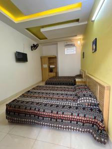 a bedroom with two beds in a room at Trúc Linh Homestay in Làng Môn